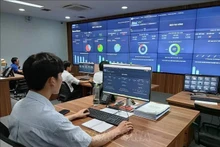 Monitorean la recepción de solicitudes en línea y del progreso de su procesamiento en el Centro de Operaciones y Monitoreo Inteligente de la ciudad de Da Nang. (Fotografía: VNA)