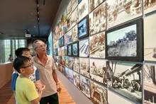 Películas documentales, diapositivas de objetos y documentos históricos digitalizados en el espacio expositivo del Museo de Da Nang. (Foto: VNA)