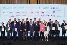 Representantes de los bancos vietnamitas se toman una foto con miembros de la Alianza de Banca Comercial Verde. (Foto: VNA)