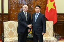 El presidente de Vietnam, Luong Cuong, recibe al embajador saliente de Finlandia, Keijo Norvanto. (Foto: Nhan Dan)