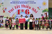 Ngo Phuong Ly, esposa del secretario general del Partido Comunista de Vietnam, To Lam entrega regalos a los maestros y alumnos en la guardería y la escuela primaria de Nam Ty 1 y 2, en la comuna de Hua Thanh. (Fotografía: baodienbienphu.vn)