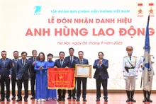 El primer ministro de Vietnam, Pham Minh Chinh, entrega el título “Héroe del Trabajo” al grupo VNPT.
