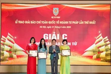 El grupo de autores de la redacción Nhan Dan en Línea en la ceremonia de premiación. (Foto: Nhan Dan)