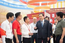 El presidente de la Asamblea Nacional de Vietnam, Tran Thanh Man, inspecciona los preparativos de la exposición. (Foto: Nhan Dan)