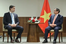 El primer ministro de Vietnam, Pham Minh Chinh (derecha), recibe a Daniel Guardado, director general de Desarrollo de Negocios de Vale, grupo multinacional especializado en metales, minería y logística. (Fotografía: VGP)