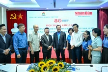 [Foto] Seminario sobre tareas del sindicato vietnamita en construcción del Estado socialista de derecho, coordinado por Nhan Dan