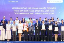 Representantes de empresas típicas que participan en el "Pabellón Nacional de Vietnam" en Alibaba.com. (Fotografía: hanoimoi.vn)