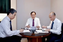 El vice primer ministro y titular de Relaciones Exteriores de Vietnam, Bui Thanh Son (centro), mantiene una conversación telefónica con el ministro de Asuntos Exteriores de Corea del Sur, Cho Hyun, el 6 de agosto. (Foto: VNA)