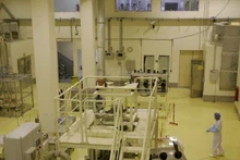 Técnicos iraníes trabajan en la instalación nuclear de Isfahán, ubicada a unos 420 kilómetros al sur de Teherán, la capital. (Foto: The Times of Israel/VNA)