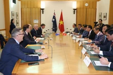 En la reunión con representantes del Comité Bicameral de Relaciones Exteriores, Defensa y Comercio de Australia. (Foto: VNA)
