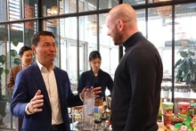 El presidente de la VBAB, Nguyen Thanh Vinh, habla con representantes empresariales belgas. (Foto: VNA)