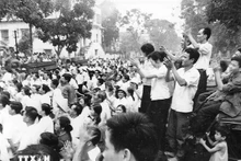 La gente se reúne frente a la sede de la VNA en Hanói para escuchar las noticias de la victoria del 30 de abril de 1975. (Fotografía: VNA)