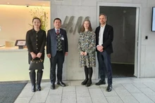 El embajador de Vietnam en Suecia, Tran Van Tuan (segundo desde la izquierda), se reúne con representantes de H&M. (Fotografía: moit.gov.vn)