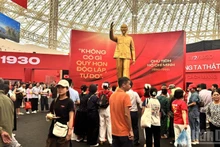 [Foto] Acapara gran atención de ciudadanos exhibición sobre Tío Ho y jefes del Partido Comunista de Vietnam