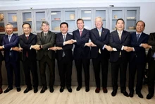 El ministro de Industria y Comercio de Vietnam, Nguyen Hong Dien (quinto desde la izquierda), posa junto al presidente del USABC y ejecutivo del Fondo de Inversión Warburg Pincus, Jeffrey Pearlman (sexto desde la izquierda), y otros delegados a la reunión. (Fotografía: Nhan Dan)