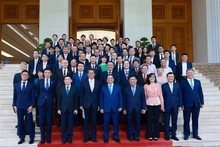 El primer ministro de Vietnam, Pham Minh Chinh, y los delegados al coloquio. (Foto: VNA)