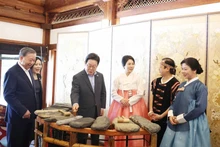 El secretario general del Partido Comunista de Vietnam, To Lam, y su cónyuge, Ngo Phuong Ly, enseñan el xilófono de piedra de Vietnam al presidente de Corea del Sur, Lee Jae Myung, y su esposa, Kim Hae Kyung. (Foto: VNA)
