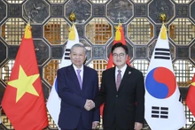 El secretario general del Partido Comunista de Vietnam, To Lam (izquierda), y el presidente de la Asamblea Nacional de Corea del Sur, Woo Won-sik. (Foto: VNA)