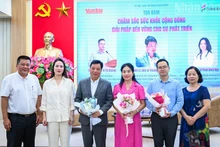 Nguyen Ngoc Thanh, jefe de la Redacción de Nhan Dan Digital (primero a la izquierda), y representantes de las marcas en el evento, entregan flores a los expertos invitados. (Foto: Nhan Dan)