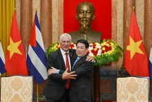 El presidente de Vietnam, Luong Cuong, y el primer secretario del Comité Central del Partido Comunista de Cuba y presidente de la República, Miguel Díaz-Canel Bermúdez. (Foto: Nhan Dan)
