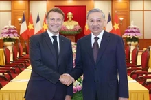 El secretario general del Partido Comunista de Vietnam, To Lam (derecha), y el presidente de Francia, Emmanuel Macron. (Fotografía: VNA)