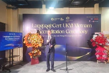 Un representante de la Embajada del Reino Unido en Vietnam habla en el acto inaugural del centro. (Foto: Nhan Dan)