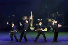 La Compañía de Teatro Infantil de Cuba «La Colmenita» presentó la obra «Cenicienta… según los Beatles» en el Teatro de Ho Guom. (Foto: VNA)