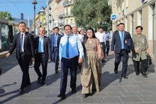 El primer ministro Pham Minh Chinh y su esposa recorren el casco antiguo de Niza. (Fotografía: VGP)