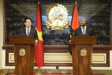 El presidente de Vietnam, Luong Cuong, y su homólogo de Angola, João Manuel Gonçalves Lourenço, en la conferencia de prensa. (Foto: VNA)