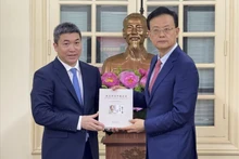 El presidente de la VUFO, Phan Anh Son (izquierda), y Wei Ran, director general de la Oficina de Asuntos Exteriores de la Región Autónoma Zhuang de Guangxi y presidente de la instancia local de la Asociación de Amistad del Pueblo Chino con el Extranjero. (Foto: Nhan Dan)