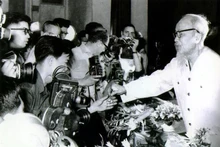 El Presidente Ho Chi Minh se reúne con reporteros nacionales y extranjeros en Hanói en 1968. (Fotografía: VNA)