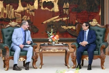 El primer ministro de Vietnam, Pham Minh Chinh (derecha), conversa con el presidente y director ejecutivo de Qualcomm, Cristiano Amon. (Foto: Nhan Dan)