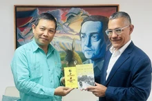 El embajador de Vietnam en Venezuela, Vu Trung My (izquierda), entrega al ministro del Poder Popular para la Cultura de Venezuela, Ernesto Villegas, la obra “Diario de Prisión” del Presidente Ho Chi Minh y el libro “Pensamiento militar de Ho Chi Minh”. (Foto: Embajada de Vietnam en Venezuela)