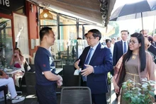 El primer ministro Pham Minh Chinh y su esposa visitan a empresarios vietnamitas en el casco antiguo de Niza. (Fotografía: VNA)