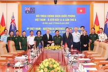 El teniente general Hoang Xuan Chien, viceministro de Defensa de Vietnam, y Hugh Jeffrey, subsecretario general de Defensa de Australia, posan junto a delegados en el evento. (Foto: VNA)