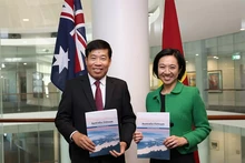 El viceministro vietnamita de Relaciones Exteriores Nguyen Manh Cuong y la subtitular de Asuntos Exteriores de Australia Michelle Chan. (Foto: baoquocte.vn)