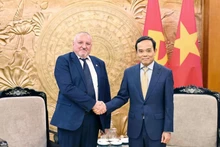 Tran Luu Quang (derecha), miembro del Secretariado del Comité Central del Partido Comunista de Vietnam y jefe de su Comisión de Políticas y Estrategias, y el presidente del Partido Socialista Húngaro, Komjáthi Imre. (Fotografía: VNA)