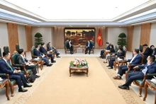 [Foto] Premier vietnamita se entrevista con ejecutivos de grupos surcoreanos Dunamu y Hana