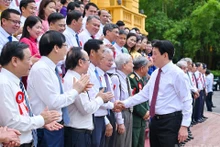 El presidente de Vietnam, Luong Cuong, se reúne con periodistas veteranos y destacados del país. (Fotografía: Nhan Dan)