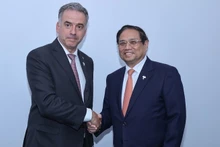 El primer ministro de Vietnam, Pham Minh Chinh (derecha), se reúne con el presidente de Uruguay, Yamandú Orsi, en el marco de la Cumbre ampliada de los BRICS 2025. (Fotografía: VGP)