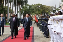 El presidente de Vietnam, Luong Cuong, y su homólogo de Angola, João Manuel Gonçalves Lourenço, en la ceremonia oficial de bienvenida. (Foto: VNA)