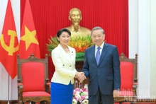 El secretario general del Partido Comunista de Vietnam, To Lam, y la presidenta de la Alianza de Amistad Parlamentaria Japón-Vietnam, Obuchi Yuko. (Foto: Nhan Dan)