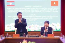 Nguyen Duy Bac (derecha), director adjunto permanente de la Academia Nacional de Política Ho Chi Minh, y Bounleua ​​Phandanouvong, jefe interino de la Comisión de Asuntos Exteriores del Comité Central del Partido Popular Revolucionario de Laos. (Fotografía: VNA)