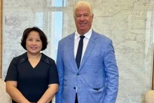 La embajadora de Vietnam en Grecia, Pham Thi Thu Huong, y el gobernador de las Islas Jónicas, Yianis Trepeklis. (Foto: VNA)