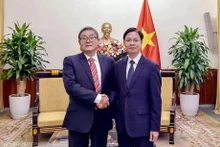 El viceministro de Relaciones Exteriores de Vietnam Ngo Le Van recibe a una delegación del Comité Asesor de Política Exterior del Ministerio de Asuntos Exteriores de China. (Fotografía: baoquocte.vn)