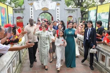[Foto] Esposas de líderes partidistas de Vietnam y Cuba disfrutan de arte de marionetas acuáticas vietnamita