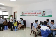 Médicos examinan a niños para detectar defectos congénitos. (Fotografía: VNA)