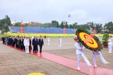 La delegación rinde homenaje al Presidente Ho Chi Minh en su Mausoleo. (Foto: Nhan Dan)