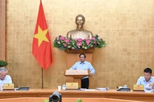 [Foto] Premier vietnamita preside reunión ordinaria del Gobierno correspondiente al mes de julio