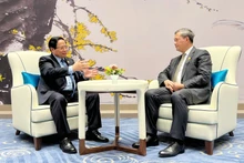 El primer ministro vietnamita, Pham Minh Chinh, conversa con su homólogo camboyano, Hun Manet. (Foto: VNA)